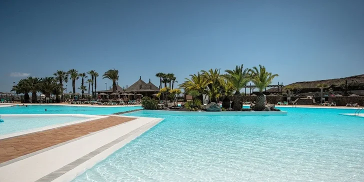 Dovolená na Lanzarote: 4* hotel s polopenzí nebo all inclusive, bazény i let