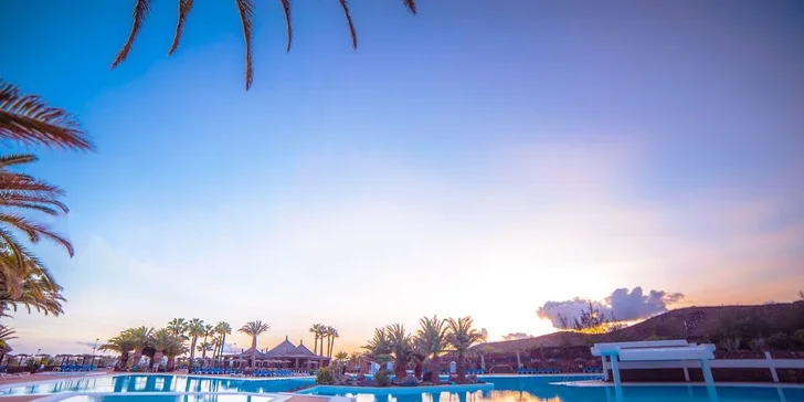Dovolená na Lanzarote: 4* hotel s polopenzí nebo all inclusive, bazény i let