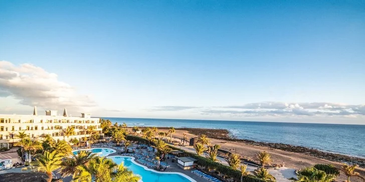 Dovolená na Lanzarote: 4* hotel s polopenzí nebo all inclusive, bazény i let