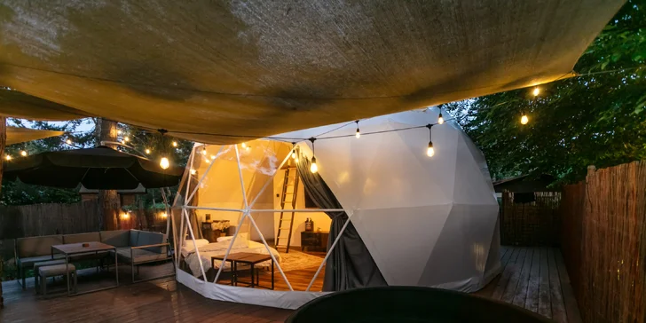 Glamping u pláže na Slapech: snídaně i privátní vířivka a venkovní sauna