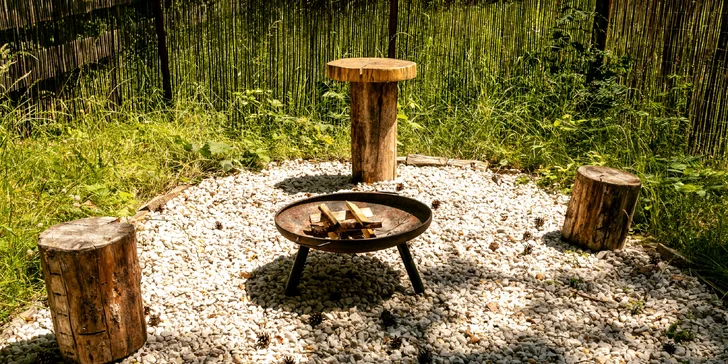 Glamping u pláže na Slapech: snídaně i privátní vířivka a venkovní sauna