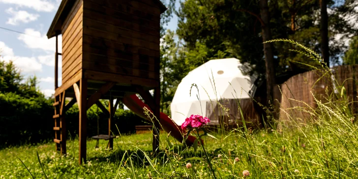 Glamping u pláže na Slapech: snídaně i privátní vířivka a venkovní sauna