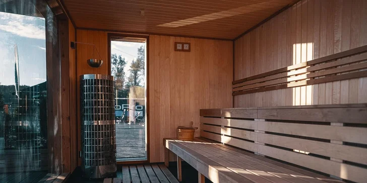 Houseboat na Proboštském jezeře: dvě terasy, kompletní vybavení i možnost sauny