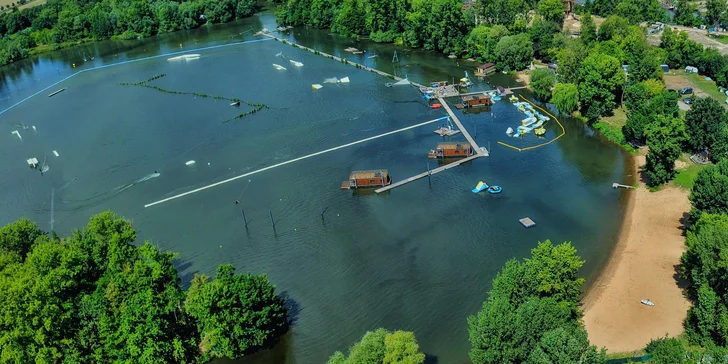Houseboat na Proboštském jezeře: dvě terasy, kompletní vybavení i možnost sauny