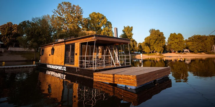 Houseboat na Proboštském jezeře: dvě terasy, kompletní vybavení i možnost sauny