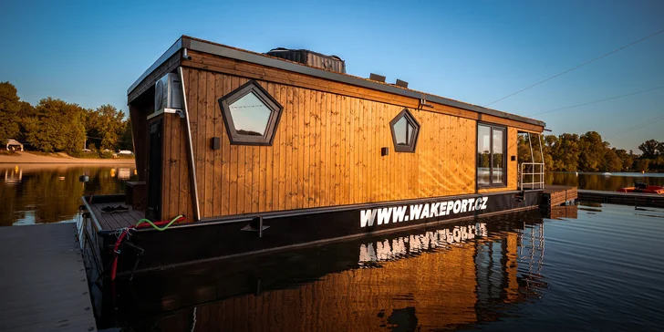 Houseboat na Proboštském jezeře: dvě terasy, kompletní vybavení i možnost sauny