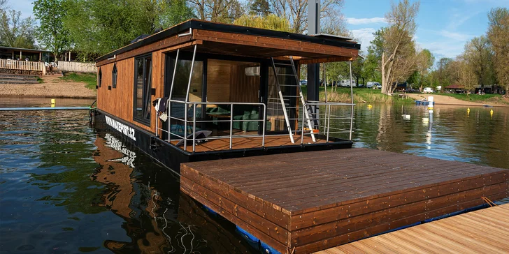 Houseboat na Proboštském jezeře: dvě terasy, kompletní vybavení i možnost sauny