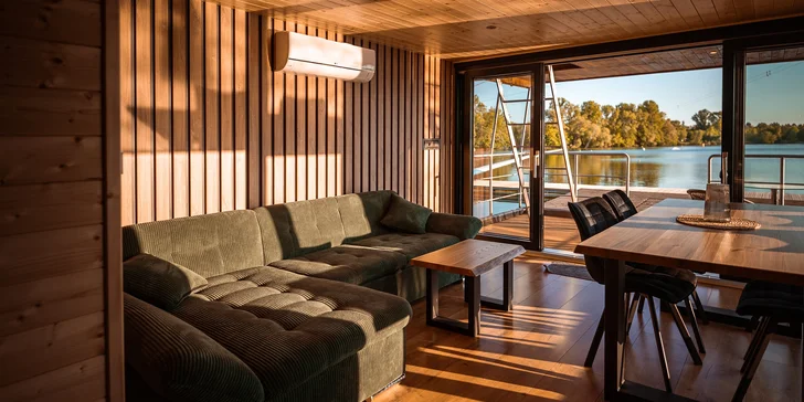 Houseboat na Proboštském jezeře: dvě terasy, kompletní vybavení i možnost sauny