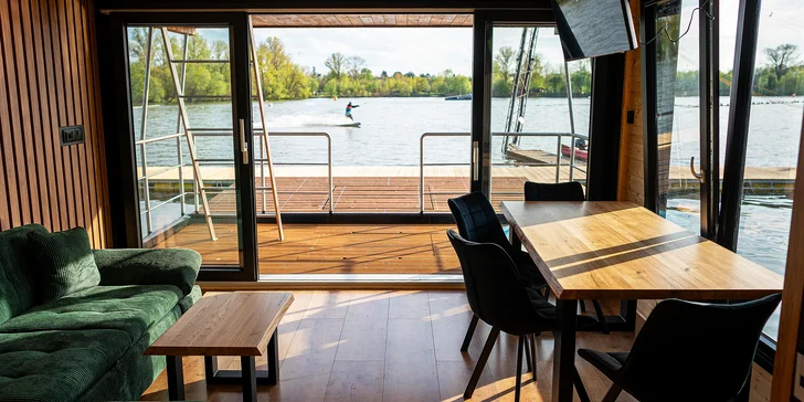 Houseboat na Proboštském jezeře: dvě terasy, kompletní vybavení i možnost sauny