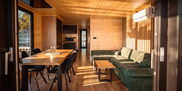 Houseboat na Proboštském jezeře: dvě terasy, kompletní vybavení i možnost sauny