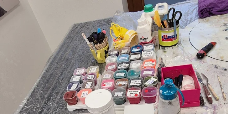 Zážitkové malování fluid art: Workshopy barvení podtácků, hodin i obrazů