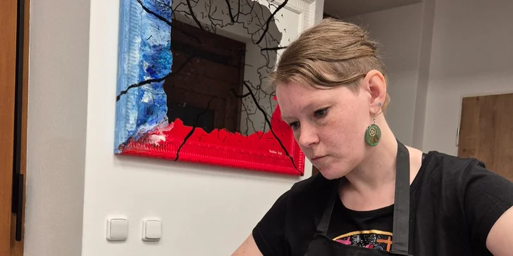 Zážitkové malování fluid art: Workshopy barvení podtácků, hodin i obrazů