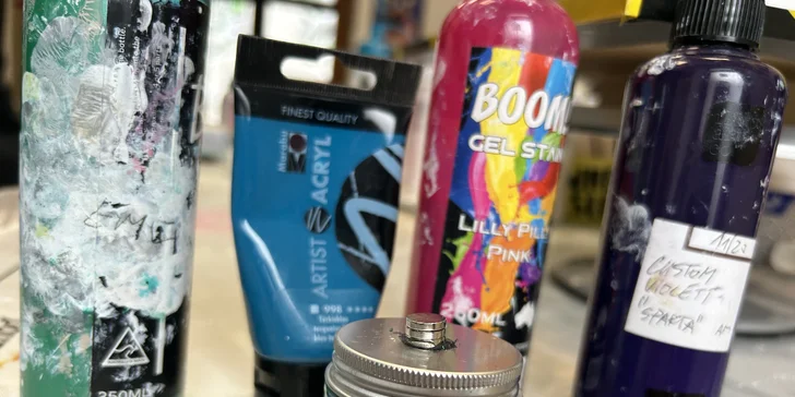 Zážitkové malování fluid art: Workshopy barvení podtácků, hodin i obrazů