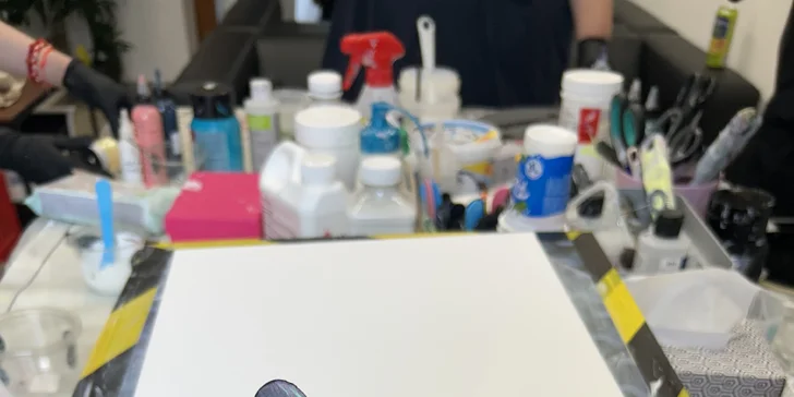 Zážitkové malování fluid art: Workshopy barvení podtácků, hodin i obrazů