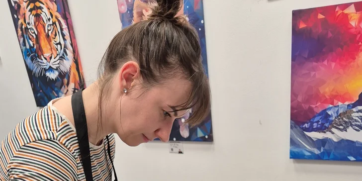 Zážitkové malování fluid art: Workshopy barvení podtácků, hodin i obrazů
