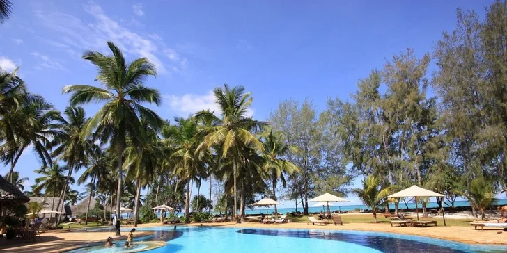 Letecky na Zanzibar: 5* hotel Bluebay Beach Resort přímo u pláže, all inclusive, bazén