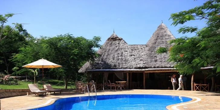 Letecky na Zanzibar: 5* hotel Bluebay Beach Resort přímo u pláže, all inclusive, bazén