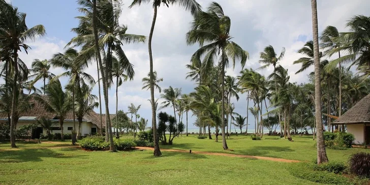 Letecky na Zanzibar: 5* hotel Bluebay Beach Resort přímo u pláže, all inclusive, bazén
