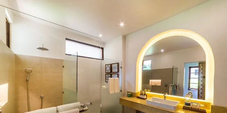 Letecky na Zanzibar: 5* hotel Bluebay Beach Resort přímo u pláže, all inclusive, bazén