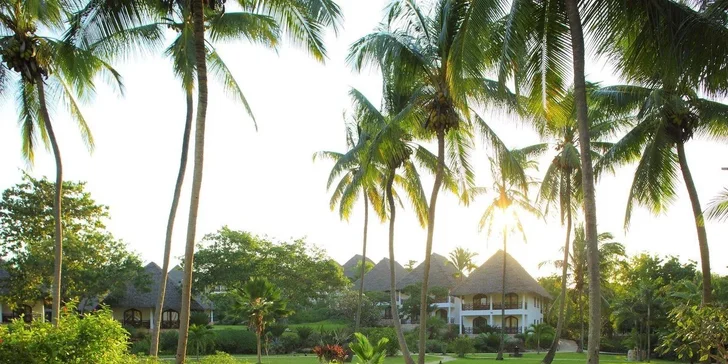 Letecky na Zanzibar: 5* hotel Bluebay Beach Resort přímo u pláže, all inclusive, bazén