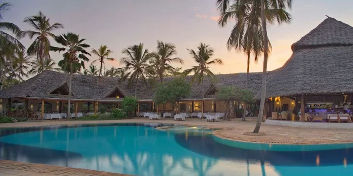 Letecky na Zanzibar: 5* hotel Bluebay Beach Resort přímo u pláže, all inclusive, bazén
