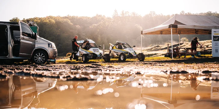 Jízda ve speciální závodní buggy Kartcross na 4 tratích po celé ČR i s certifikátem, záznamem a občerstvením
