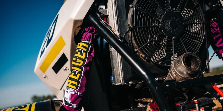 Jízda ve speciální závodní buggy Kartcross na 4 tratích po celé ČR i s certifikátem, záznamem a občerstvením