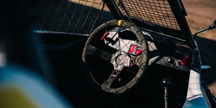 Jízda ve speciální závodní buggy Kartcross na 4 tratích po celé ČR i s certifikátem, záznamem a občerstvením