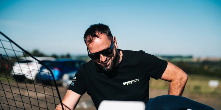 Jízda ve speciální závodní buggy Kartcross na 4 tratích po celé ČR i s certifikátem, záznamem a občerstvením