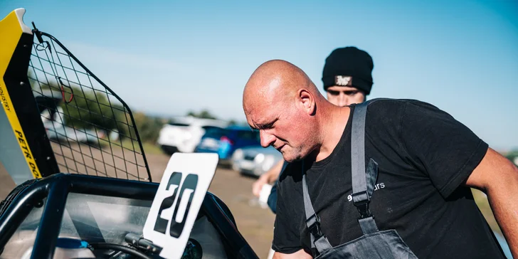 Jízda ve speciální závodní buggy Kartcross na 4 tratích po celé ČR i s certifikátem, záznamem a občerstvením