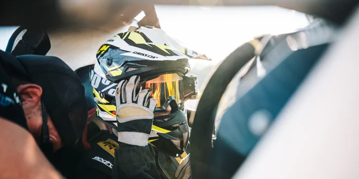 Jízda ve speciální závodní buggy Kartcross na 4 tratích po celé ČR i s certifikátem, záznamem a občerstvením