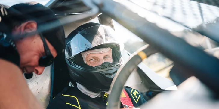 Jízda ve speciální závodní buggy Kartcross na 4 tratích po celé ČR i s certifikátem, záznamem a občerstvením