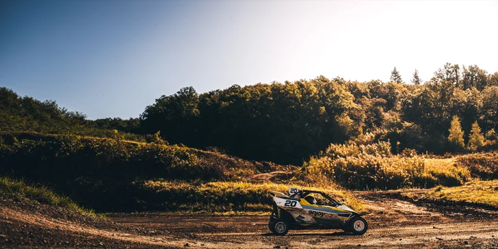 Jízda ve speciální závodní buggy Kartcross na 4 tratích po celé ČR i s certifikátem, záznamem a občerstvením