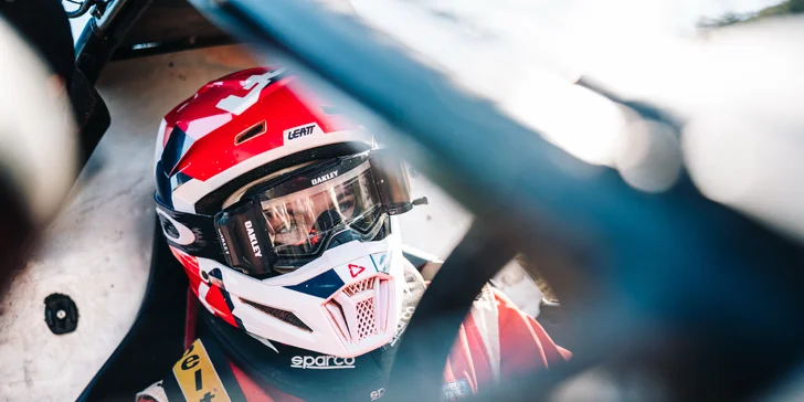 Jízda ve speciální závodní buggy Kartcross na 4 tratích po celé ČR i s certifikátem, záznamem a občerstvením