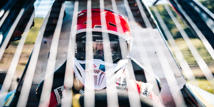 Jízda ve speciální závodní buggy Kartcross na 4 tratích po celé ČR i s certifikátem, záznamem a občerstvením