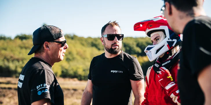 Jízda ve speciální závodní buggy Kartcross na 4 tratích po celé ČR i s certifikátem, záznamem a občerstvením