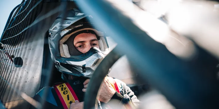 Jízda ve speciální závodní buggy Kartcross na 4 tratích po celé ČR i s certifikátem, záznamem a občerstvením