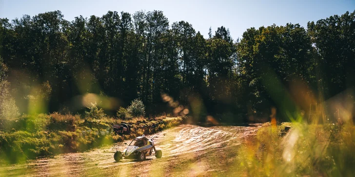 Jízda ve speciální závodní buggy Kartcross na 4 tratích po celé ČR i s certifikátem, záznamem a občerstvením