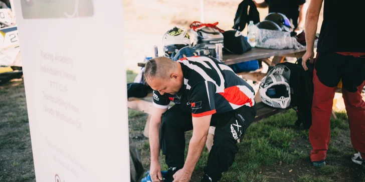 Jízda ve speciální závodní buggy Kartcross na 4 tratích po celé ČR i s certifikátem, záznamem a občerstvením