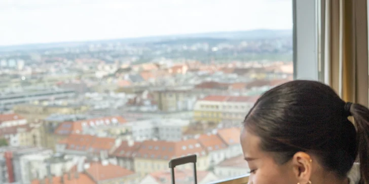 Romantika s výhledem na Prahu: pobyt v unikátním hotelu v Žižkovské věži se snídaní a vínem