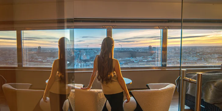 Romantika s výhledem na Prahu: pobyt v unikátním hotelu v Žižkovské věži se snídaní a vínem