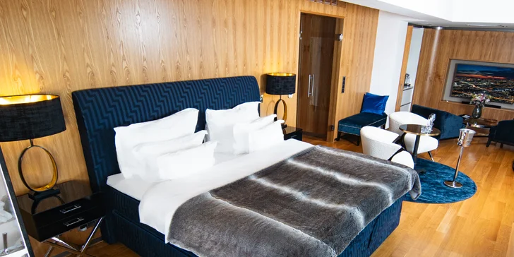 Romantika s výhledem na Prahu: pobyt v unikátním hotelu v Žižkovské věži se snídaní a vínem
