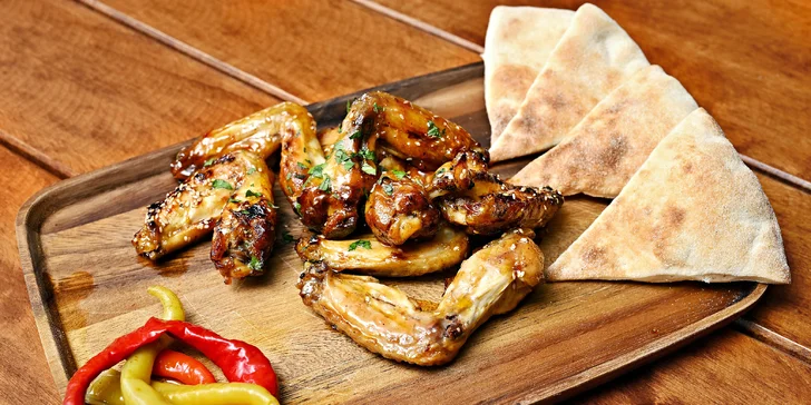 Zažeňte hlad: pečená kuřecí křídla s pizza chlebem pro 1 i 2 osoby