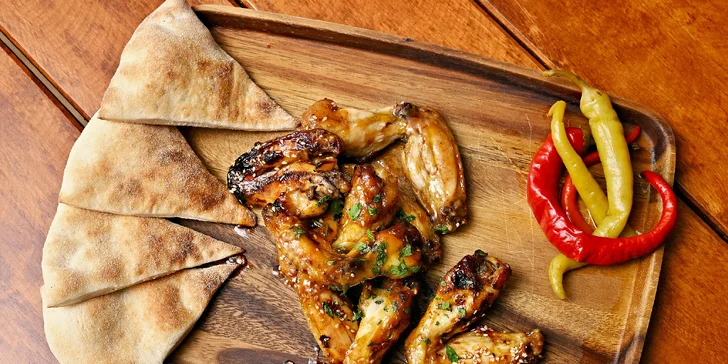 Zažeňte hlad: pečená kuřecí křídla s pizza chlebem pro 1 i 2 osoby