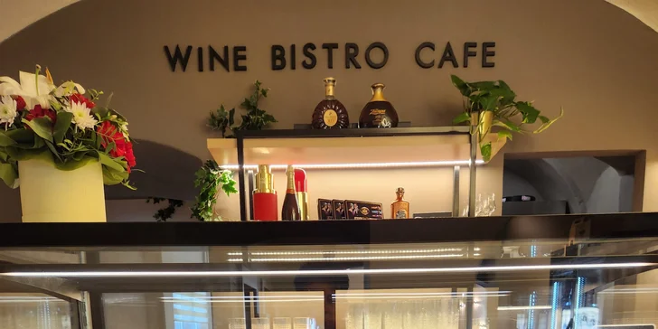 Až 1 500 Kč na vše U Zlaté hvězdy a v bistru N°4: steaky, mořské speciality, česká jídla i vinný bar