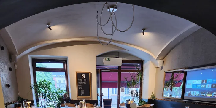 Až 1 500 Kč na vše U Zlaté hvězdy a v bistru N°4: steaky, mořské speciality, česká jídla i vinný bar