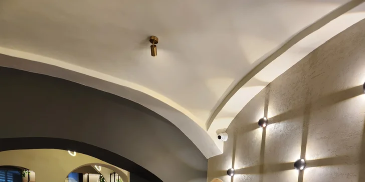 Až 1 500 Kč na vše U Zlaté hvězdy a v bistru N°4: steaky, mořské speciality, česká jídla i vinný bar