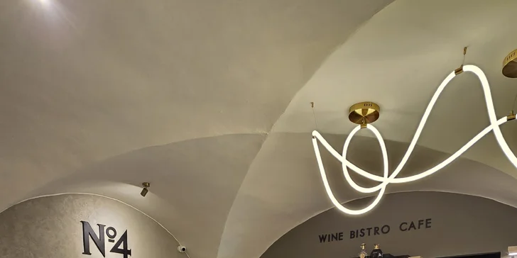 Až 1 500 Kč na vše U Zlaté hvězdy a v bistru N°4: steaky, mořské speciality, česká jídla i vinný bar