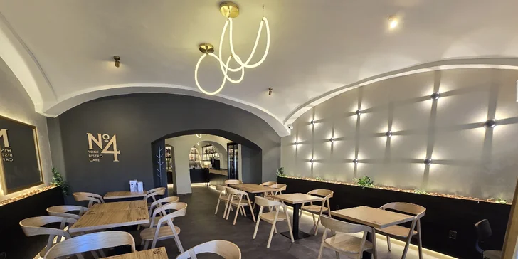 Až 1 500 Kč na vše U Zlaté hvězdy a v bistru N°4: steaky, mořské speciality, česká jídla i vinný bar
