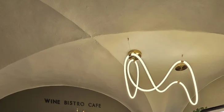 Až 1 500 Kč na vše U Zlaté hvězdy a v bistru N°4: steaky, mořské speciality, česká jídla i vinný bar